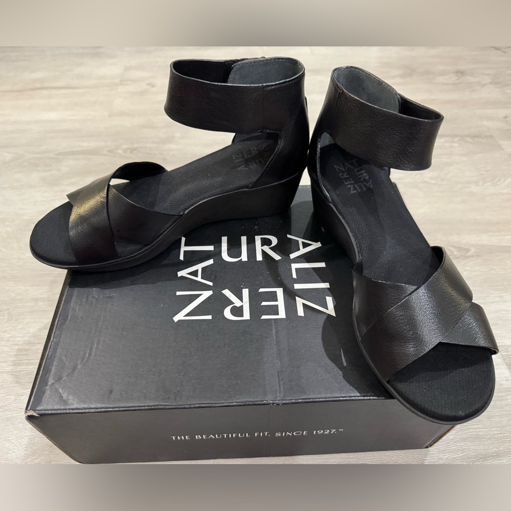 NWT! Naturalizer “Riviera” Black Leather Wedge Sandals - 6